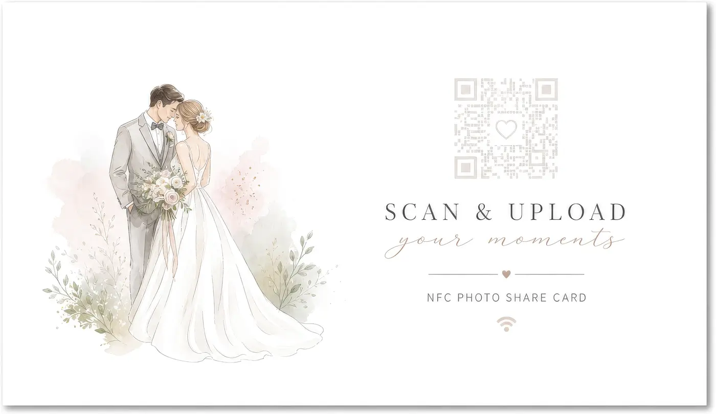 Die Gästekarte: ein gezeichnetes Brautpaar, daneben ein QR-Code und der Schriftzug „Scan & upload your moments“